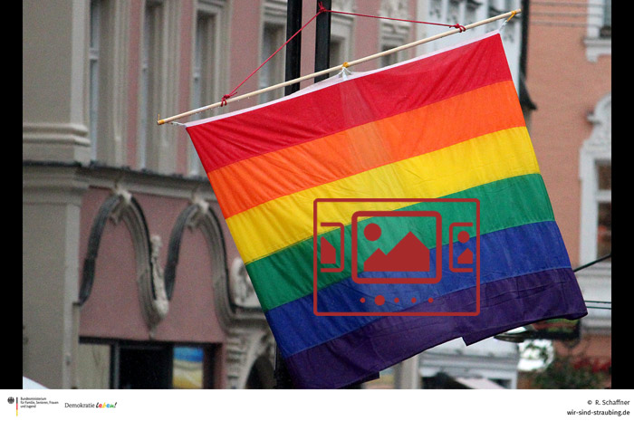 Das slideshow-Fenster mit begleitenden Bildern und Impressionen zum ersten CSD in Straubing anzeigen ...