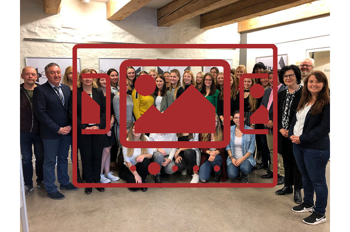 Das slideshow-Fenster mit begleitenden Bildern 'Demokratiegespräch - Studierende an der Ursulinen-Fachakademie für Sozialpädagogik auf einer künstlerisch-philosophischen Entdeckungsreise' anzeigen ...