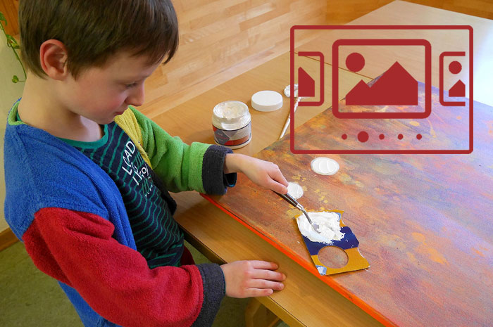 Impressionen zu unserem Projekt „Kunst bewegt – Achtsam für Menschlichkeit - Die Künstler*innen bei der Arbeit“ anzeigen ...