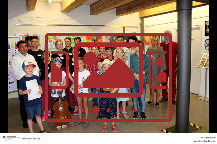 Impressionen zu unserem Projekt „Kunst bewegt – Achtsam für Menschlichkeit - Vernissage“ anzeigen ...