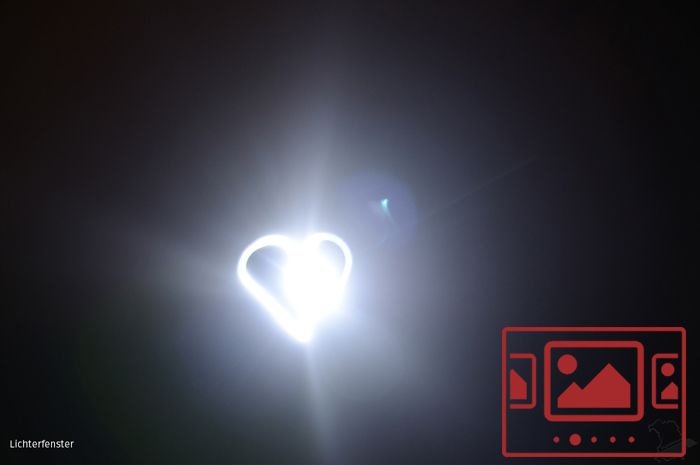 Das slideshow-Fenster mit Bildern zur Aktion 'Lichterfenster als Zeichen der Zuversicht, der Solidarität und der Anteilnahme für die vielen Toten und Leidtragenden der Corona-Pandemie' anzeigen ...