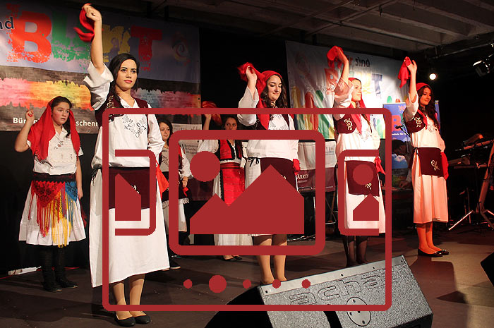 Das slideshow-Fenster mit begleitenden Bildern 'Poetry Sound & Vision 2 - Kulturzug Albanien' anzeigen ...