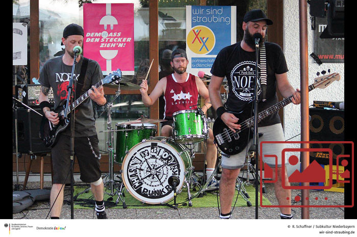 Das slideshow-Fenster mit begleitenden Bildern und Impressionen zur 'Subkultur Niederbayern 2020' anzeigen ...