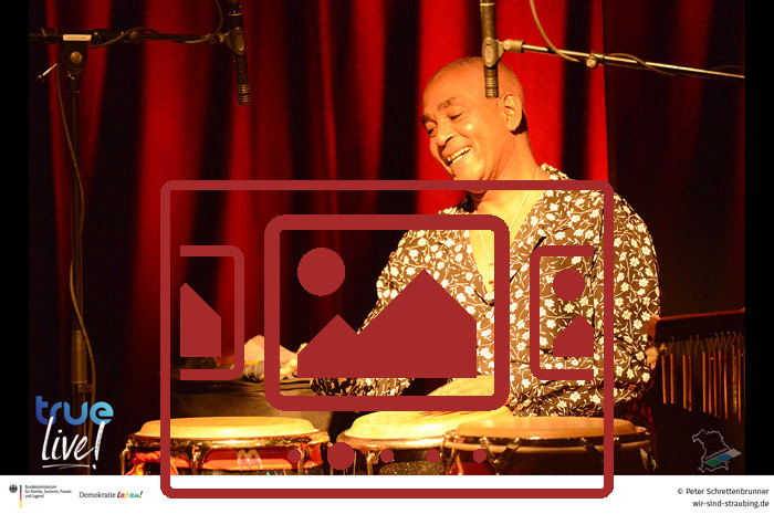 Das slideshow-Fenster mit begleitenden Bildern und Impressionen zum neuen Online-Format 'TRUE LIVE' anzeigen ...