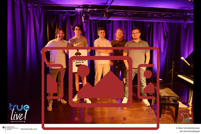 Das slideshow-Fenster mit begleitenden Bildern und Impressionen zum neuen Online-Format 'TRUE LIVE' anzeigen ...