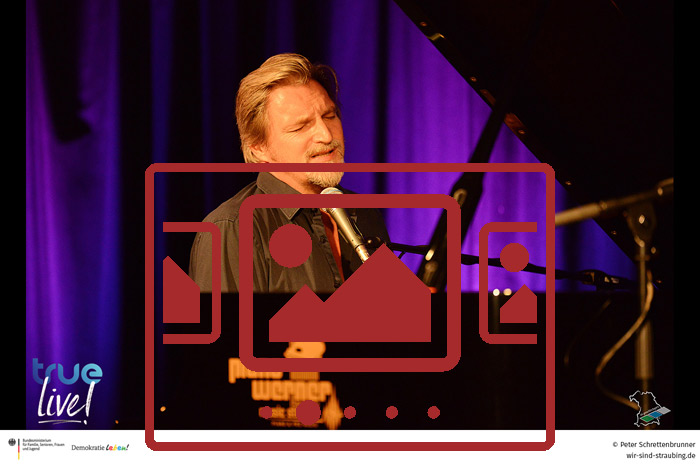 Das slideshow-Fenster mit begleitenden Bildern und Impressionen zum neuen Online-Format 'TRUE LIVE' anzeigen ...