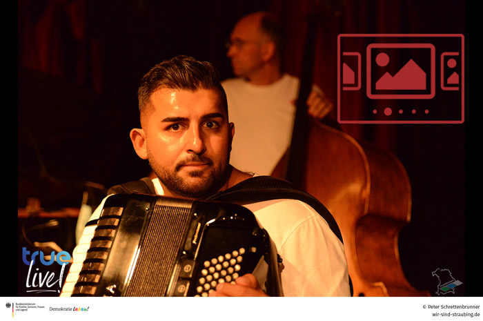 Das slideshow-Fenster mit begleitenden Bildern und Impressionen zum neuen Online-Format 'TRUE LIVE' anzeigen ...