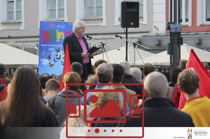 Das slideshow-Fenster mit begleitenden Bildern 'Impressionen zur Kundgebung im September 2017' anzeigen ...