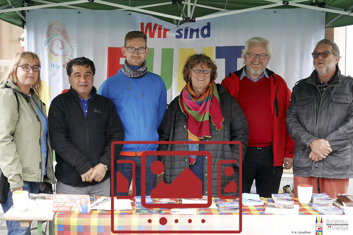 Das slideshow-Fenster mit begleitenden Bildern 'Der Info-Stand von WIR SIND BUNT – Straubing – Mai 2019' anzeigen ...