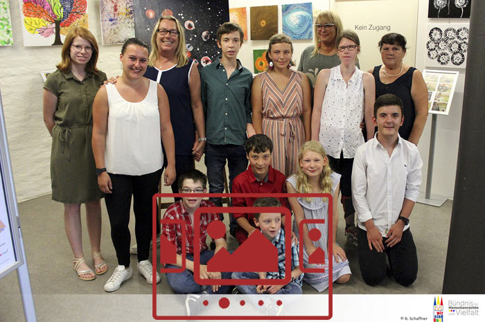 Das slideshow-Fenster mit begleitenden Bildern 'Impressionen von der Ausstellung „Achtsamkeit“ im Nardiniheim :: WIR SIND BUNT – Straubing – Juni 2019' anzeigen ...