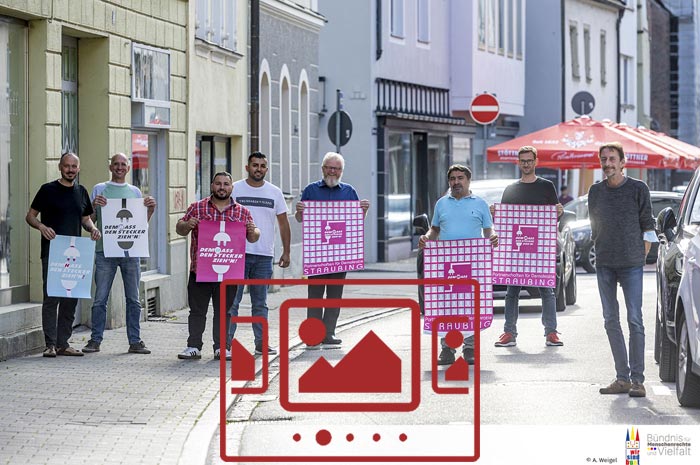 Das slideshow-Fenster mit begleitenden Bildern 'Der Sprecherrat – Die Aktion Dem Hass den Stecker ziehn :: WIR SIND BUNT – Straubing – September 2020' anzeigen ...