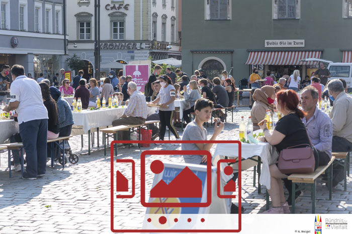 Das slideshow-Fenster mit begleitenden Bildern 'Die Tafel der Kulturen :: WIR SIND BUNT – Straubing – September 2020' anzeigen ...