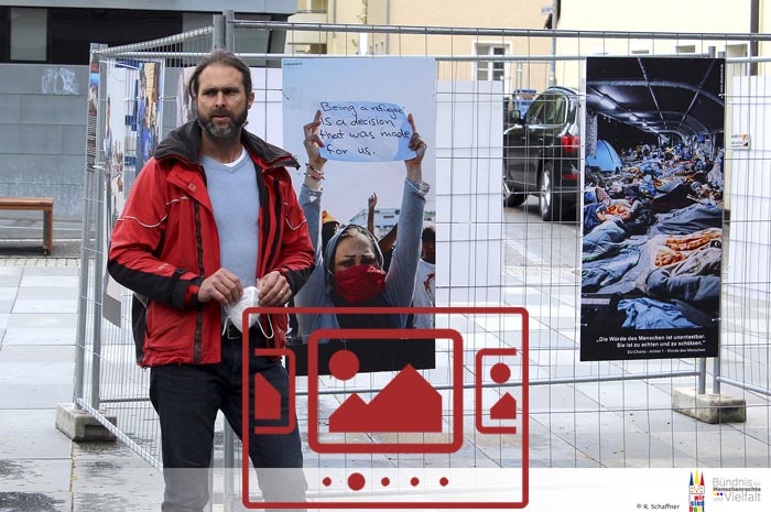 Das slideshow-Fenster mit begleitenden Bildern '„Moria“ – Impressionen von der Ausstellung mit Fotografien von Alea Horst :: Straubing – September 2020' anzeigen ...