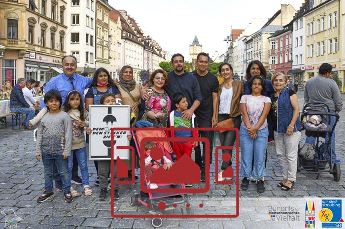 Das slideshow-Fenster mit begleitenden Bildern 'Die Tafel der Kulturen :: WIR SIND BUNT – Straubing – September 2021' anzeigen ...