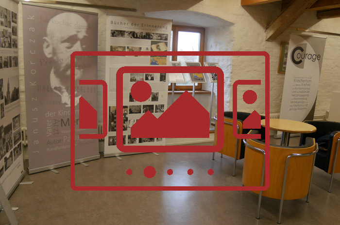 Das slideshow-Fenster mit begleitenden Bildern von der Ausstellung am Johannes-Turmair-Gymnasium anzeigen ...